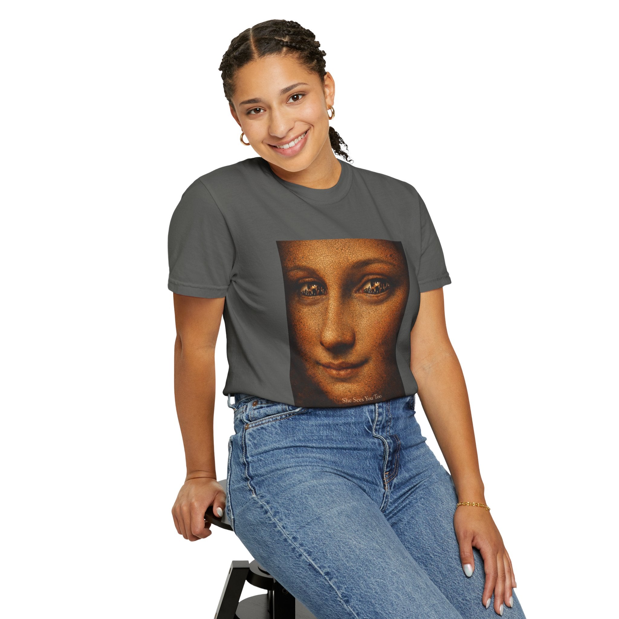 woman wearing a pepper colour  t-shirt showing reimagined image of Da Vinci's Mona Lisa on a white background